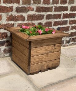 Regular square planter